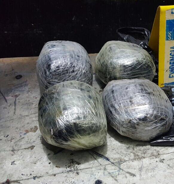 Paquetes con marihuana decomisados a joven salvadoreño. (Foto Prensa Libre: PNC)