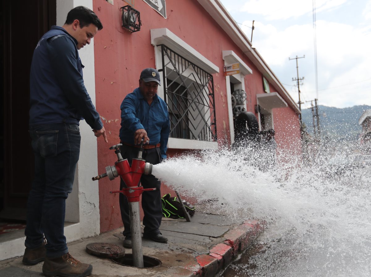 Habilitan hidrantes en Xela para que los vecinos se abastezcan del vital líquido. (Foto Prensa Libre: Fred Rivera)