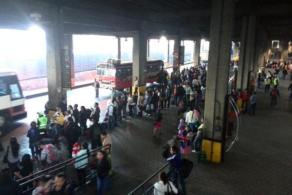 Policía Municipal mantiene control en Central de Transferencia del Sur, por salida de viajeros. (Foto Prensa Libre: Carlos Álvarez)<br _mce_bogus="1"/>