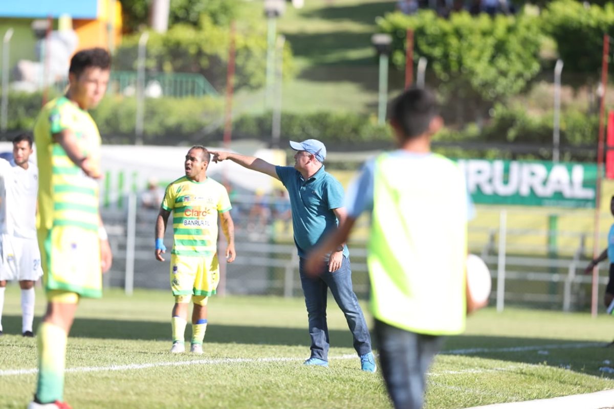 El técnico Willy Coito Olivera perdió su primer partido del Apertura en Guastatoya, pero continúa de líder. (Foto Prensa Libre: Francisco Sánchez)