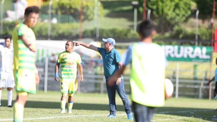 El técnico Willy Coito Olivera perdió su primer partido del Apertura en Guastatoya, pero continúa de líder. (Foto Prensa Libre: Francisco Sánchez)