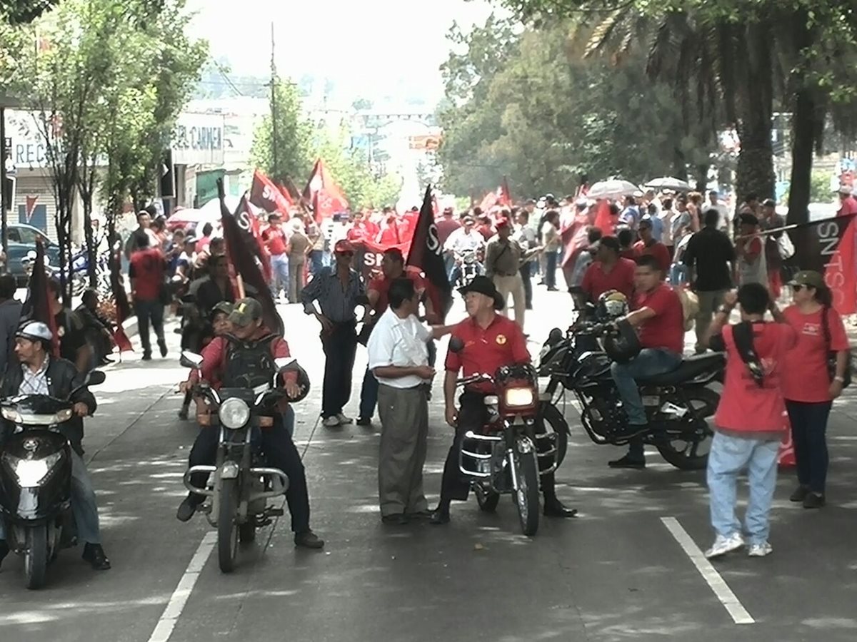 Salubristas levantan el bloqueo en zona 6 y advierten que el próximo lunes habrá un paro de labores, ante la negativa del ministro de Salud, Luis Enrique Monterroso de no atendelros. (Foto Prensa Libre: Estuardo Paredes)