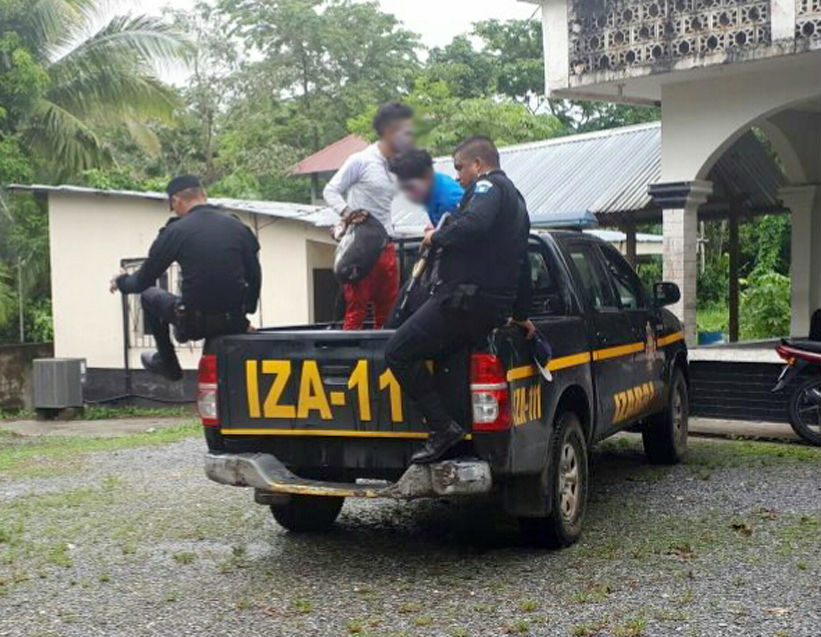 Los capturados fueron trasladados al Juzgado de Paz en Livingston, Izabal. (Foto Prensa Libre: Dony Stewart)