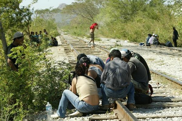 Un grupo de migrantes centroamericanos esperan el tren en Chiapas. (Foto Prensa Libre: Archivo)<br _mce_bogus="1"/>