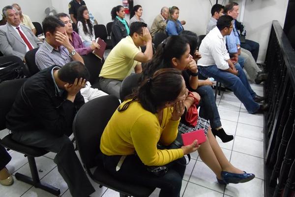 Extrabajadores de la comuna de Chimaltenango escuchan la sentencia. (Foto Prensa Libre: José Rosales)