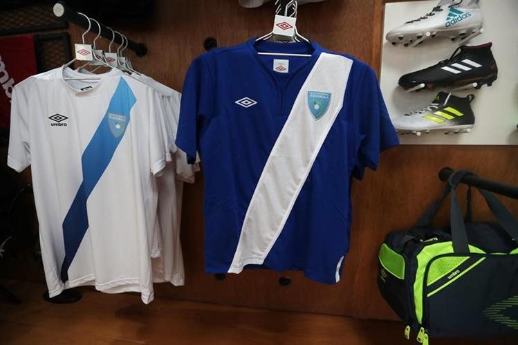 El contrato anterior de la Bicolor con Umbro comenzó en 2015. (Foto Prensa Libre: Hemeroteca PL)
