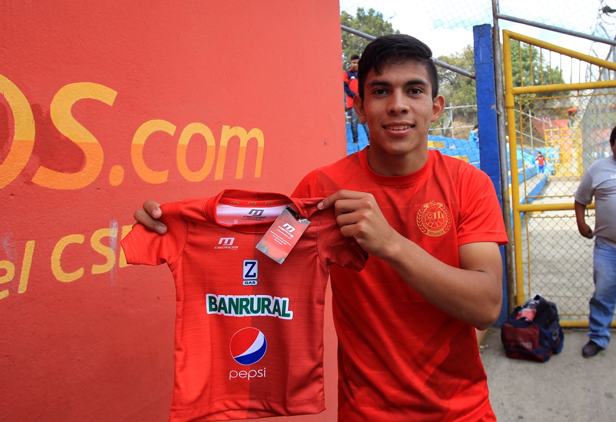 John Méndez muestra la camisola que usará su pequeño Roberth Jesé. (Foto Prensa Libre: Carlos Vicente)