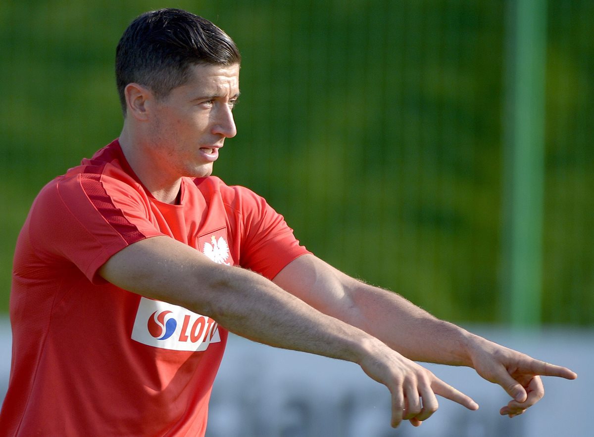 Robert Lewandowski es uno de los que encabeza el listado de jugadores que estará con la selección de Polonia. (Foto Prensa Libre: EFE)