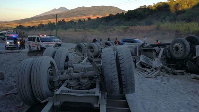 Un tráiler que transportaba cemento volcó en el km 33 de la ruta a El Salvador, en la vuelta conocida como "el Chilero".