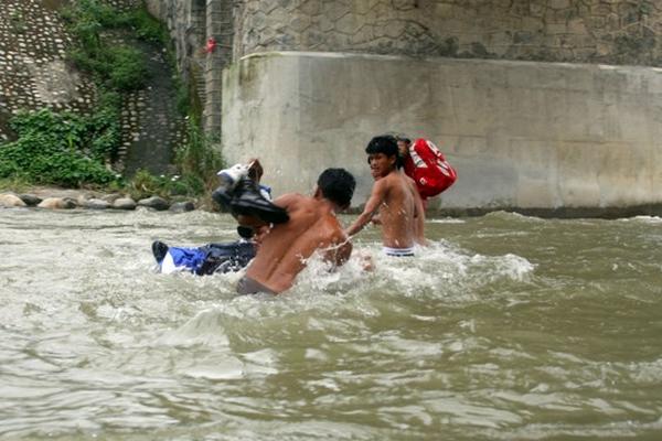 Migrantes intentan cruzar el río Suchiate. (Foto Prensa Libre: María de Jesús Peters)<br mce_bogus="1"/>