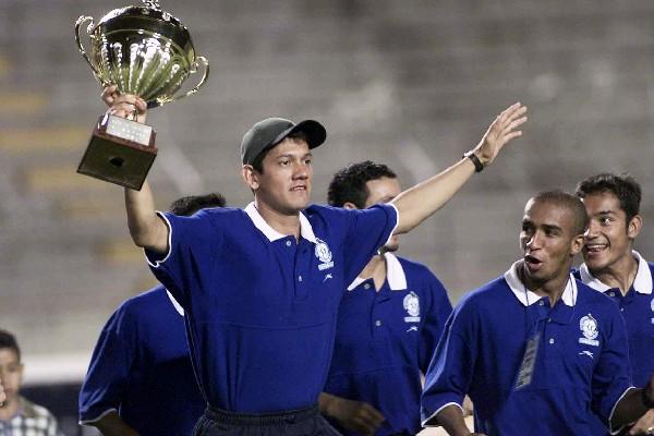 Danny Ortíz (+), con la Copa de campeones de la UNCAF 2001, junto a Freddy Thompson y Luis Swisher, en Honduras. (Foto Prensa Libre: Archivo)