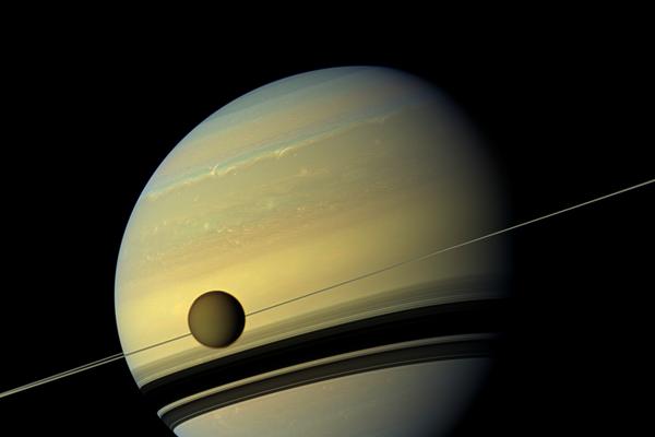 La nave Cassani capta Saturno y su luna Titán. (Foto Prensa Libre: Nasa)<br _mce_bogus="1"/>