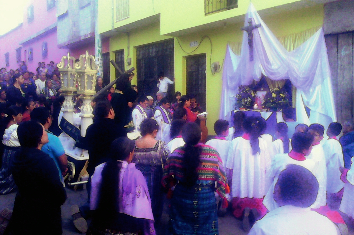 Católicos rezan en una de las calles de Santa Cruz del Quiché. (Foto Prensa Libre: Óscar Figueroa)