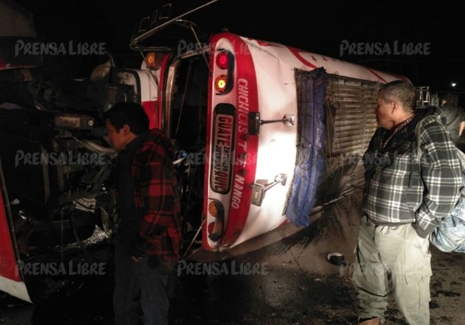 Bus accidentado en el kilómetro 90 de la ruta Interamericana. (Foto Prensa Libre: Ángel Julajuj).