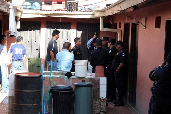 Agentes de la Policía y del MP realizan un operativo en el hotel El Rodeo, de Jalapa, donde fue capturado un implicado en homicidio de agente de seguridad de la Fiscalía Distrital. (Hugo Oliva)<br _mce_bogus="1"/>