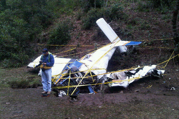 Técnico de Aeronáutica Civil verifica restos de avioneta. (Foto Prensa Libre: Óscar Figueroa)