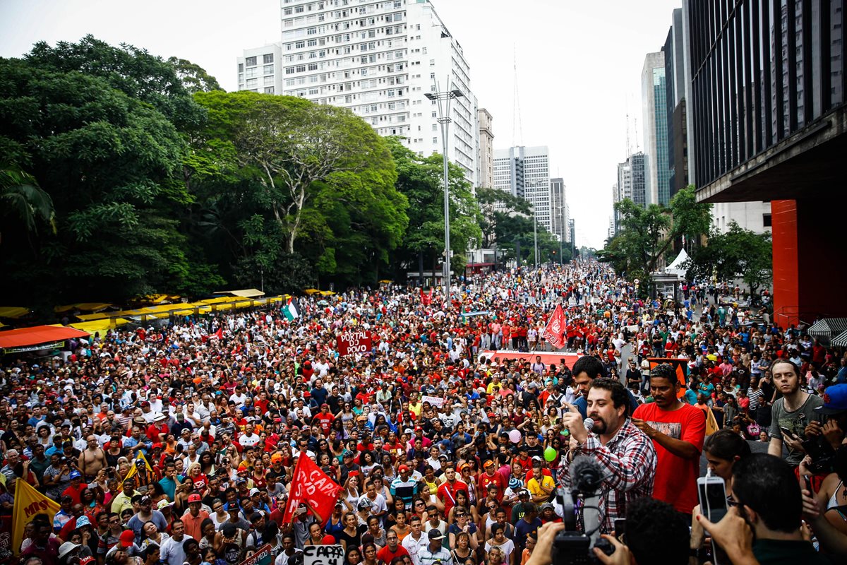 Cientos de manifestantes piden en Brasil la salida de Temer. (Foto Prensa Libre: EFE)