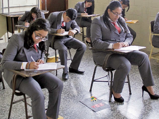 Graduandos de magisterio del Instituto El Porvenir, en la cabecera de Jalapa, durante los exámenes finales.