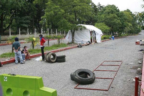 Integrantes de EPA mantienen la vigilancia en las puertas de ingreso de la Usac. (Foto Prensa Libre: Carlos Sebastián)