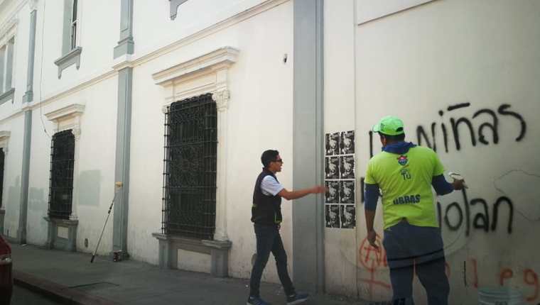 Las paredes de viviendas históricas también han sido dañadas durante las protestas.(Foto Prensa Libre: César Pérez)