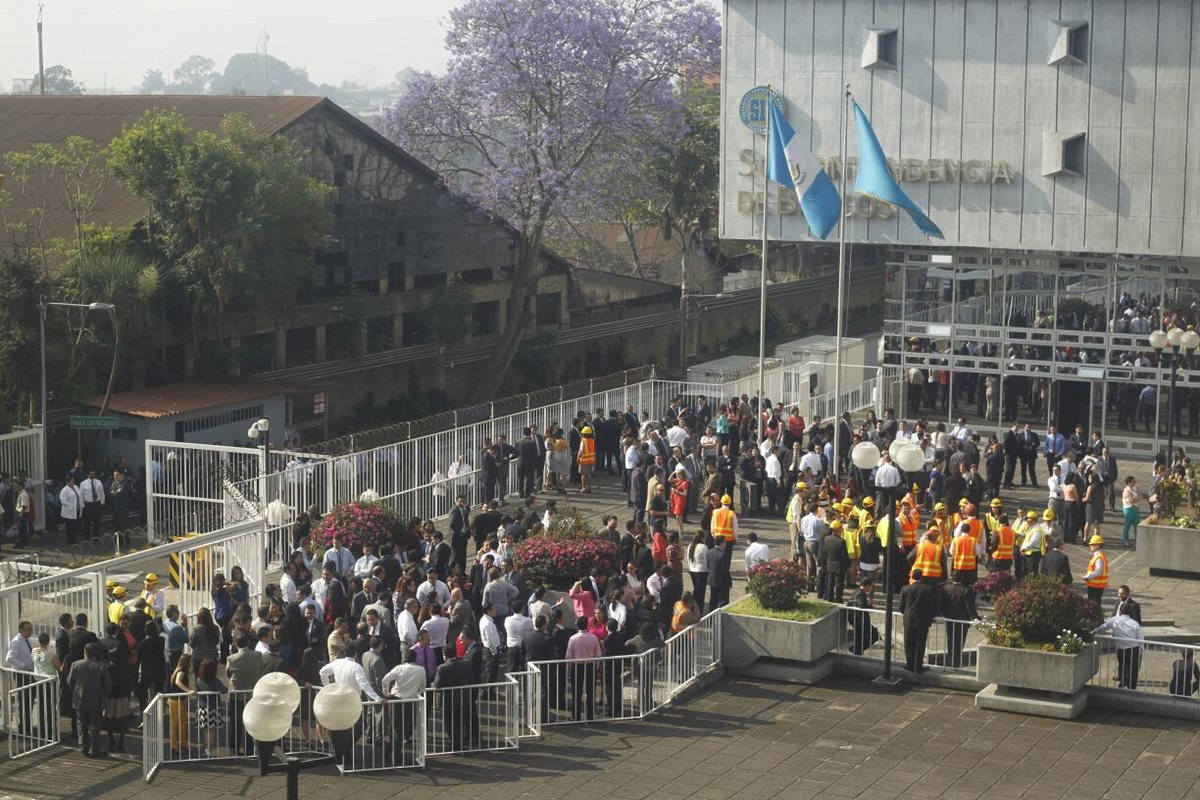 Personal de la Superintendencia de Bancos son evacuados por el sismo. (Foto Prensa Libre: Internet)