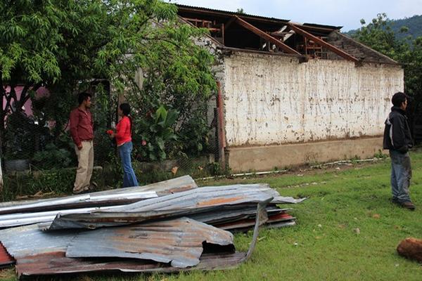 Las láminas de las casas fueron desprendidas por la fuerte lluvia acompañada de un tornado en Huehuetenango. (Foto Prensa Libre: Mike Castillo)