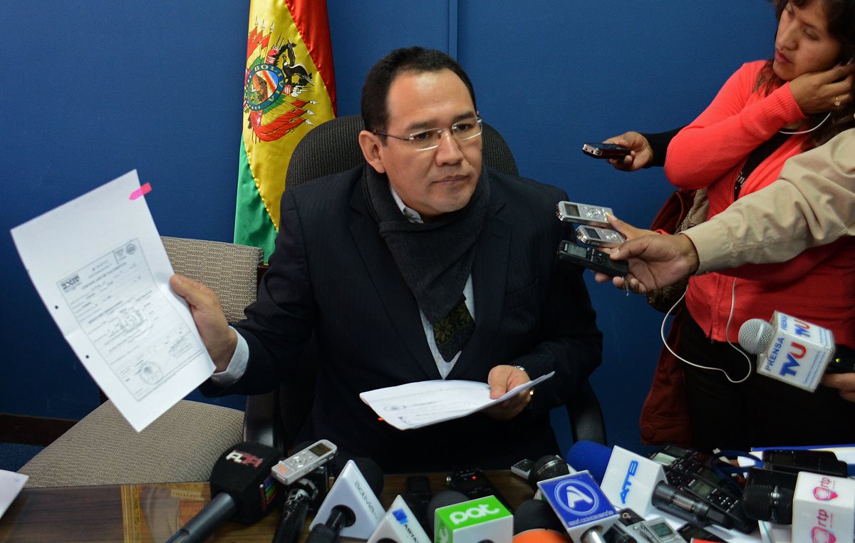 El fiscal general del estado boliviano, Ramiro Guerrero, muestra los documentos que muestran el certificado de nacimiento falso del supuesto hijo de Morales. (Foto Prensa Libre: EFE).