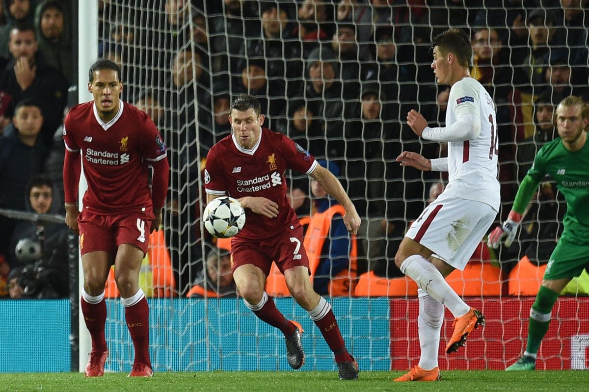 James Milner, del Liverpool, provocó un tiro penalti frente a la AS Roma. (Foto Prensa Libre: AFP)