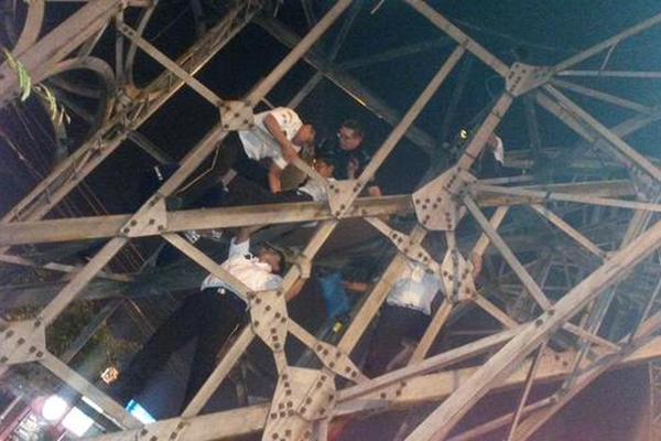 En siete ocasiones los bomberos han tenido que rescatar al suicida de lo alto de la Torre del Reformador en la zona 9. (Foto Prensa Libre: @orlingpalma)<br _mce_bogus="1"/>