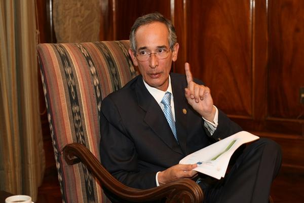El expresidente de Guatemala Álvaro Colom será condecorado en Honduras. (Foto Prensa Libre: Archivo)<br _mce_bogus="1"/>