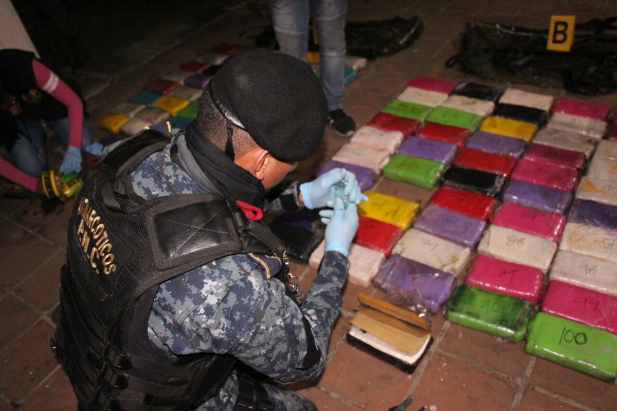 Autoridades durante el conteo de la droga incautada en buque que atracó en Puerto Quetzal. (Foto Prensa Libre: PNC)