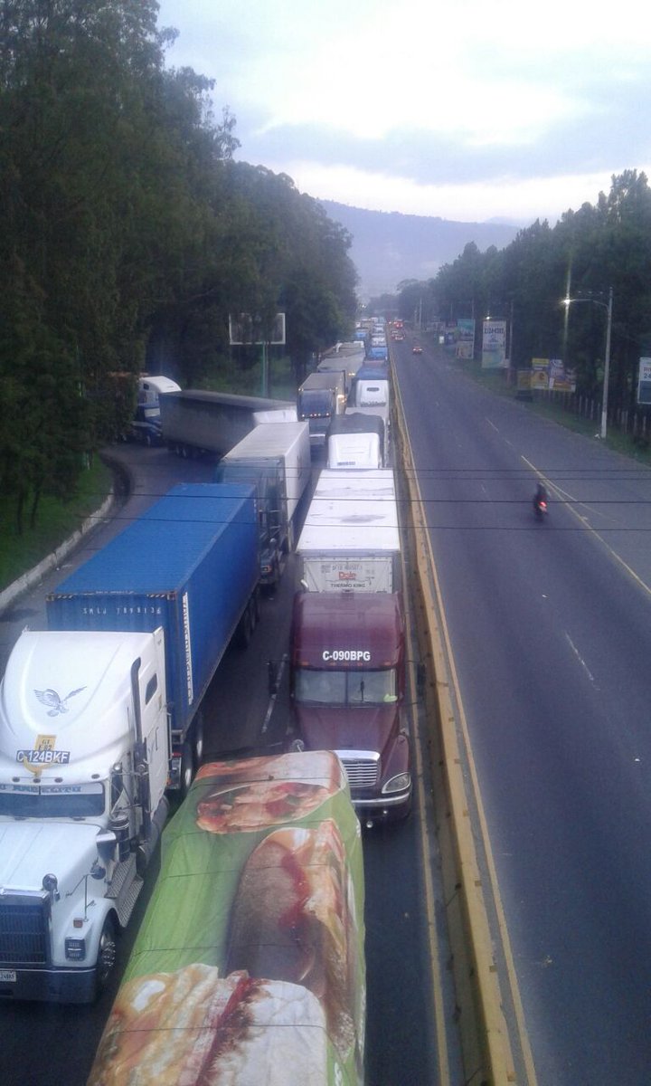 Embotellamiento hacia la capital. (Foto Prensa Libre: PMT de Villa Nueva)