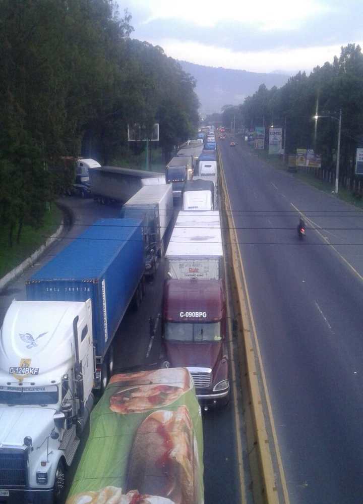 Embotellamiento hacia la capital. (Foto Prensa Libre: PMT de Villa Nueva)