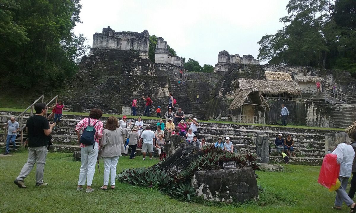Turistas visitan Parque Nacional Tikal, en Flores, Petén. (Foto Prensa Libre: Rigoberto Escobar)
