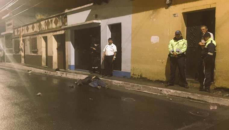 Bomberos Voluntarios y policías municipales aguardan la llegada del MP a la escena para recavar evidencia. (Foto Prensa Libre: Cortesía CVB)