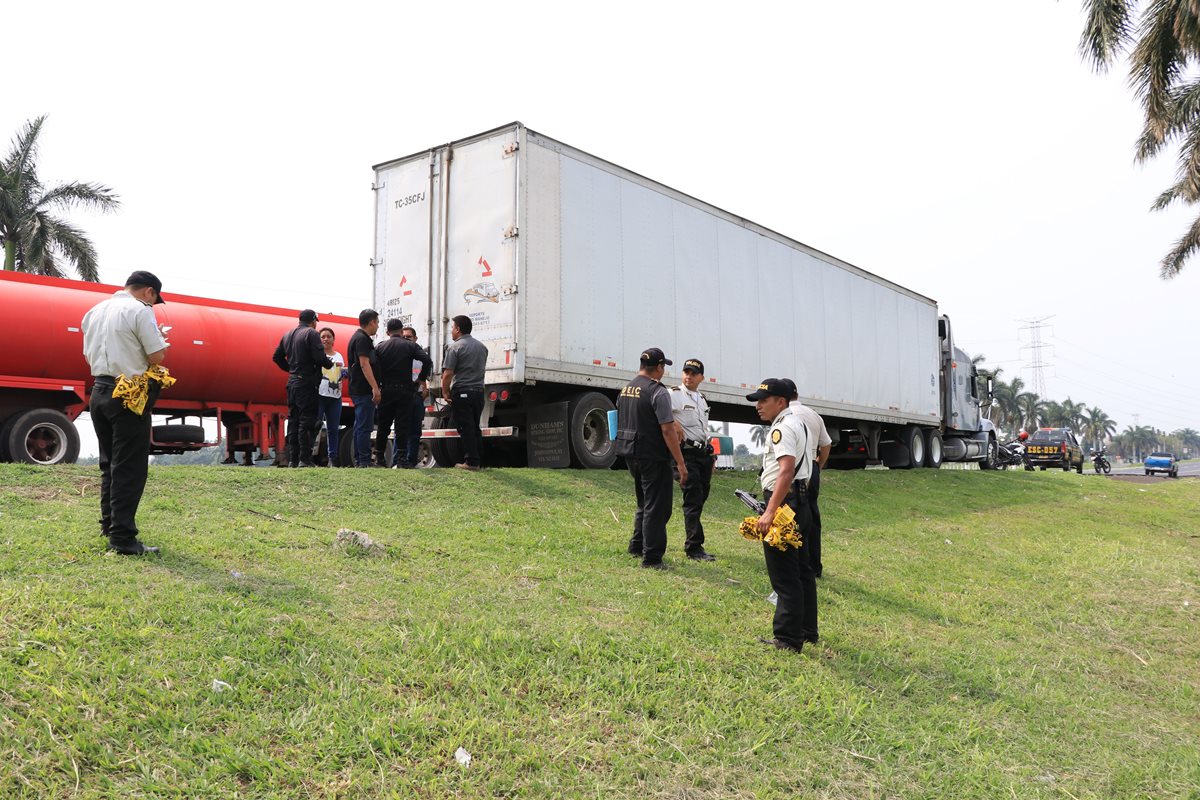 Agentes de PNC trasladaron a los presuntos integrantes de la banda de roba furgones al juzgado de turno en Escuintla. (Foto Prensa Libre: Enrique Paredes)