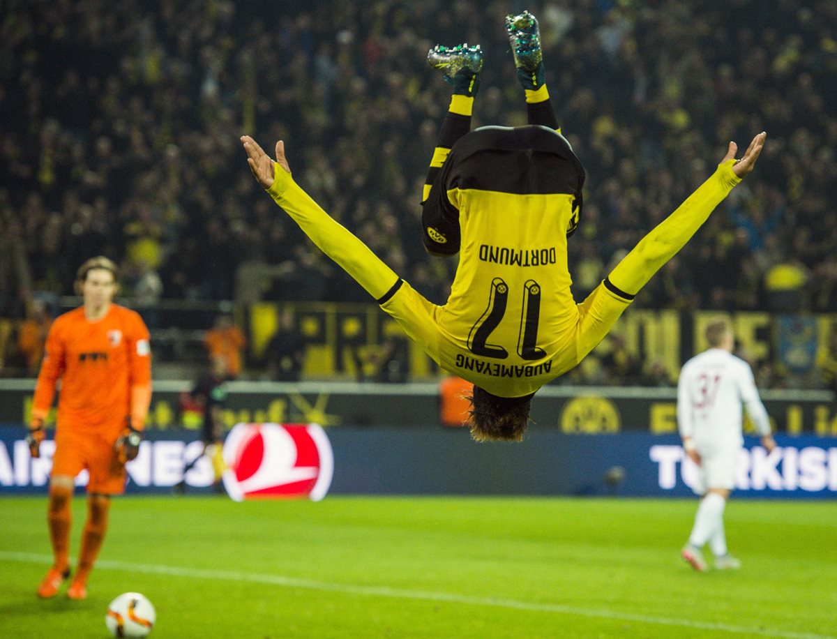 Pierre-Emerick Aubameyang celebró así el fin de semana al anotar un gol al Ausburgo en la Liga alemana. (Foto Prensa Libre: AFP)