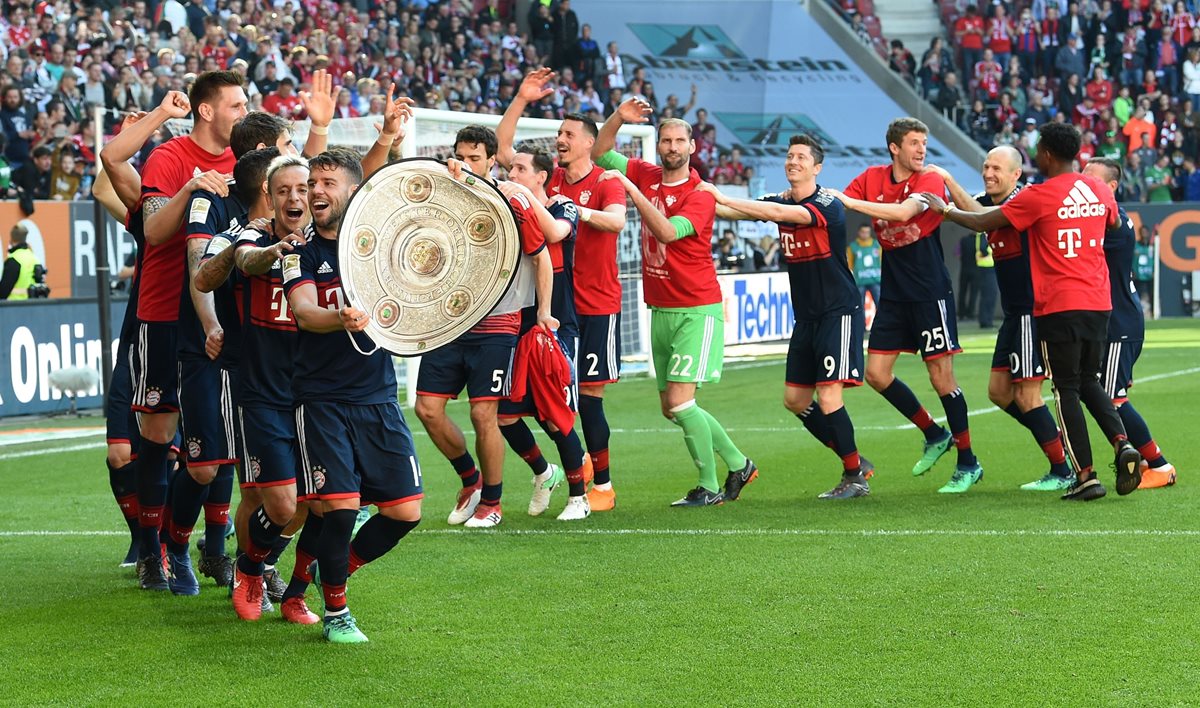 Los jugadores del Bayern Múnich festejan su sexto título consecutivo a falta de cinco fechas. (Foto Prensa Libre: AFP)