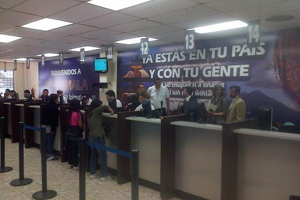 Los funcionarios verificaron la atención que reciben los deportados. (Foto Prensa Libre: Minex)