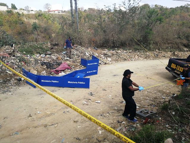 Un cuerpo fue localizado en un camino que conduce a San Pedro Ayampuc. (Foto Prensa Libre: Estuardo Paredes)