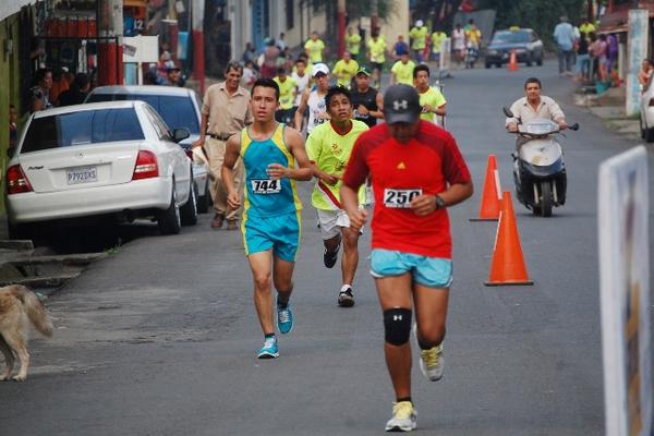 Competidores de varios departamentos llegaron a Coatepeque para participar en la 10K Verano. (Foto Prensa Libre: Alexánder Coyoy)<br _mce_bogus="1"/>