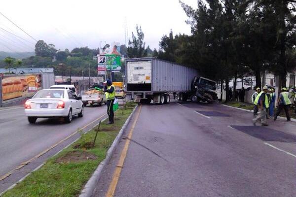 El piloto dejó el tráiler abandonado. (Foto Prensa Libre: Estuardo Paredes)