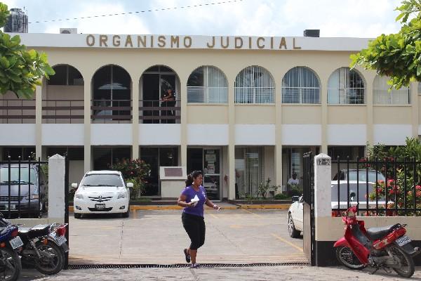 En el complejo judicial de Petén se esperaba la llegada  del reo   Edson Eduardo García, presunto violador y asesino de la niña Andry Yaretzi Lemus Vásquez.