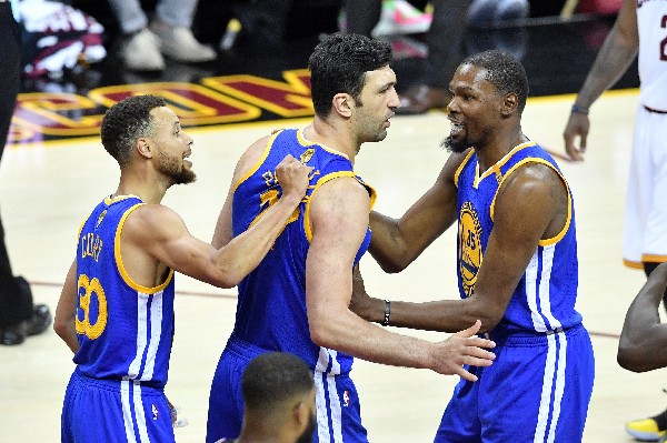 Los Warriors festejaron su tercera victoria en la serie por el título contra los Cavaliers. (Foto Prensa Libre: AFP)
