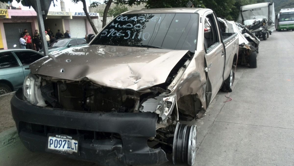 El vehículo que supuestamente fue robado por Leonel Antonio Rodas tiene ocho disparos. (Foto Prensa Libre: Erick Ávila)