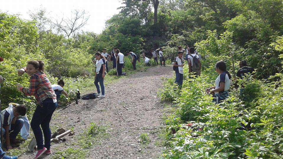Estudiantes reforestan un área de Chiquimula. (Foto Prensa Libre: Mario Morales)