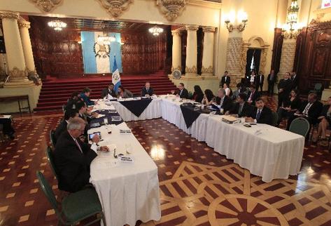 En la reunión del Gabinete Económico de ayer se conocieron las herramientas de control a la ley de inversión y empleo, que se encuentran en discusión en el Congreso. (Foto Prensa Libre: Érick Ávila)