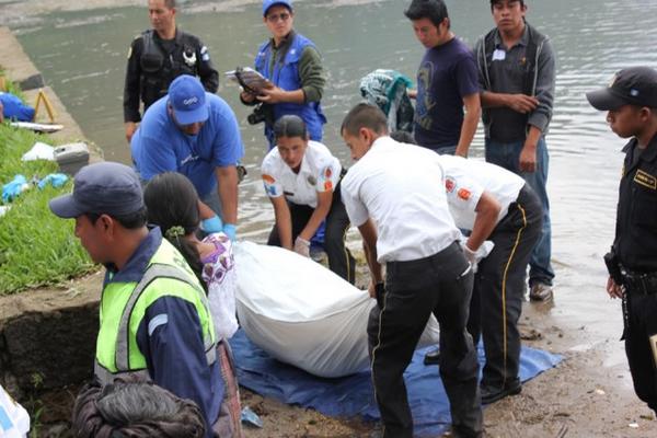 Hoy fue localizado el cadáver de un hombre que viajaba en un mototaxi y fue arrastrado por una correntada el jueves pasado. (Foto Prensa Libre: Ángel Julajuj)<br _mce_bogus="1"/>