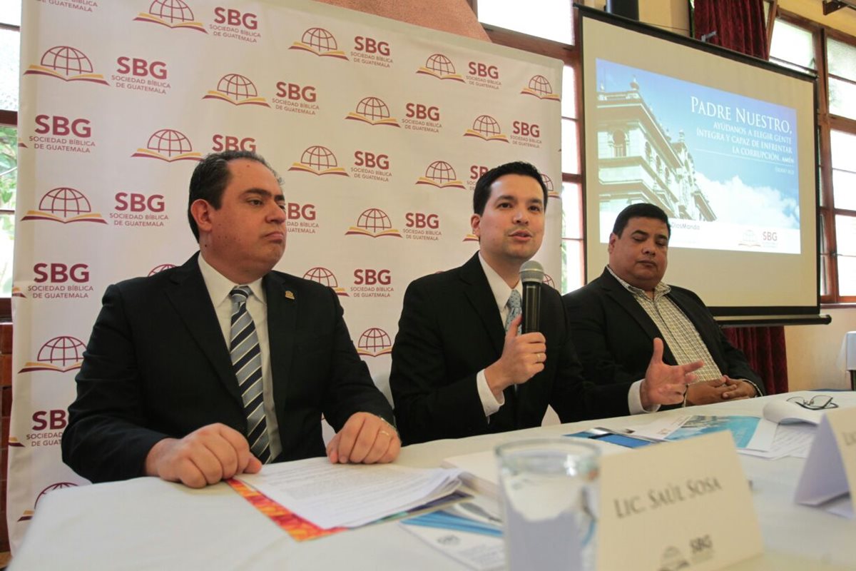 Integrantes de la Sociedad Bíblica de Guatemala instan a cristianos a que oren en contra de la corrupción y elegir a las mejores autoridadesa para que goibernen el país. (Foto Prensa Libre: Paulo Raquec)