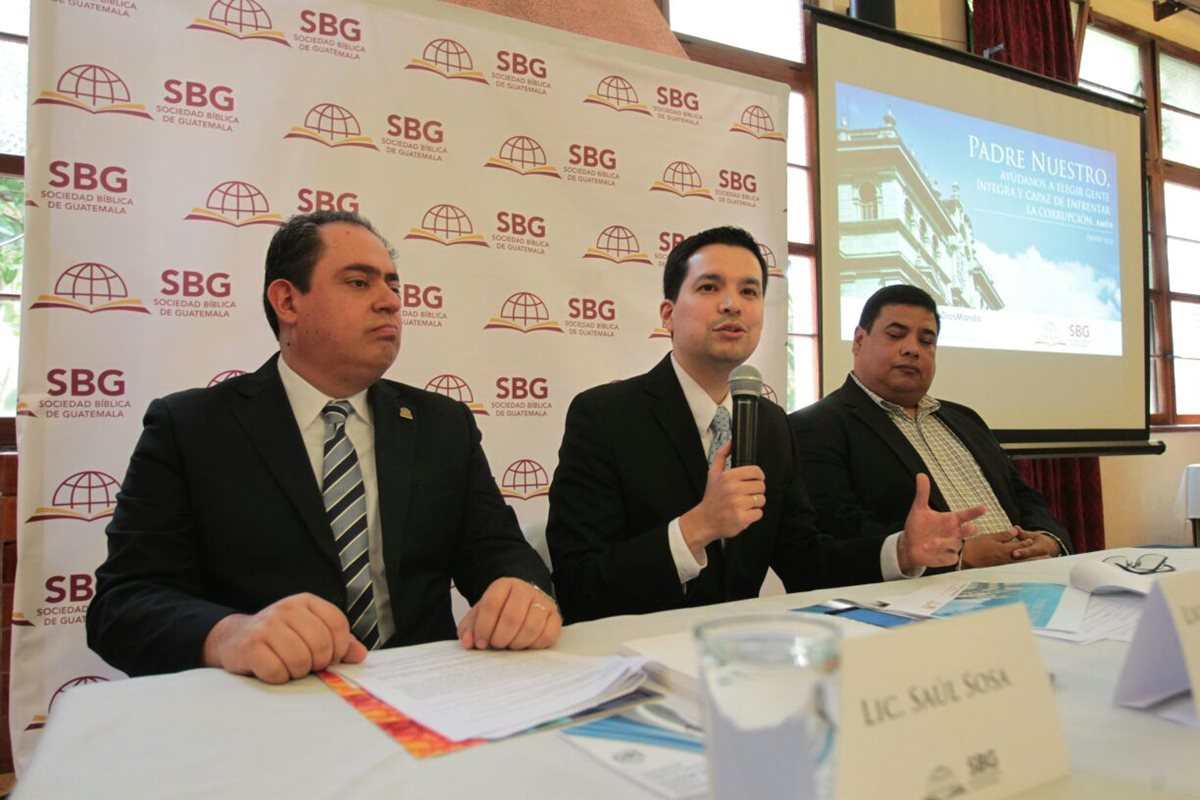 Integrantes de la Sociedad Bíblica de Guatemala instan a cristianos a que oren en contra de la corrupción y elegir a las mejores autoridadesa para que goibernen el país. (Foto Prensa Libre: Paulo Raquec)